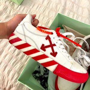 Unisex Offwhite sneakers
